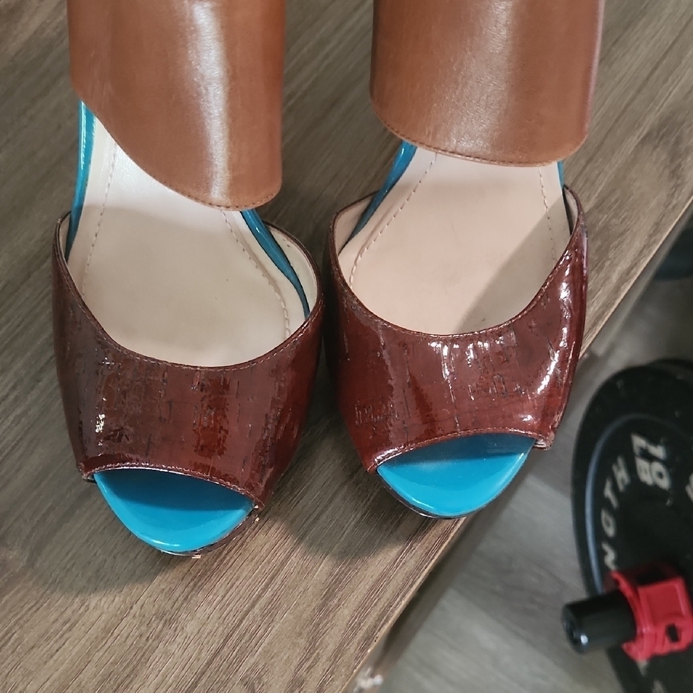 Vince Camuto Tan and Brown Heels with Blue Accents - Picture 3 of 6